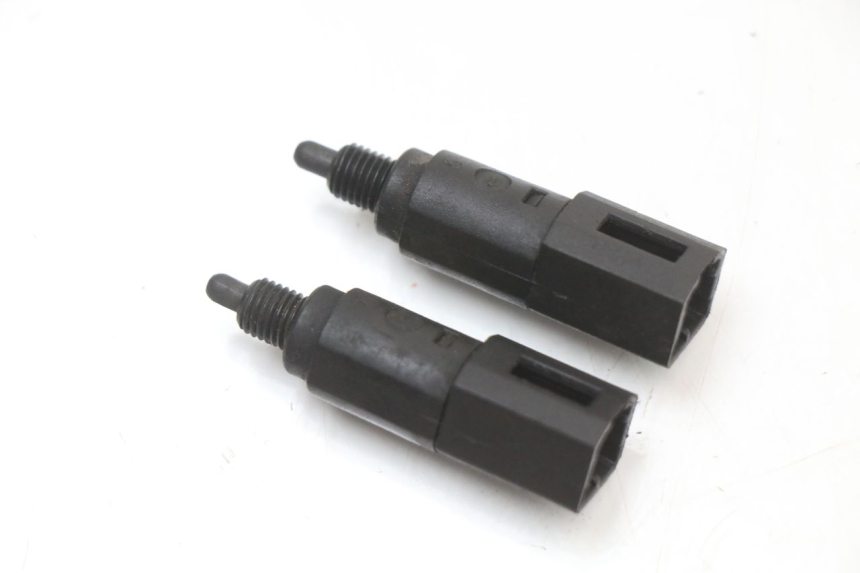 photo de INTERRUPTOR DE LUZ DE FREIO PIAGGIO X9 125 (2000 - 2003) - Zoom do estado de desgaste