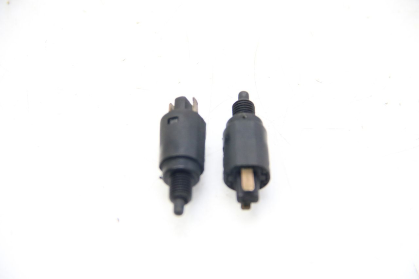 photo de INTERRUPTOR DE LUZ DE FREIO PIAGGIO XEVO - X EVO 125 (2007 - 2017) - Detalhe da peça