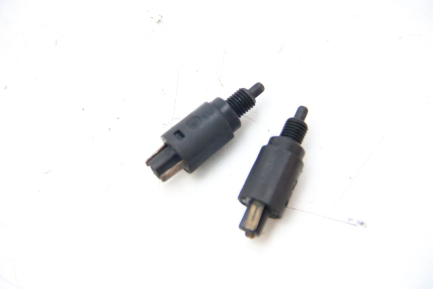 photo de INTERRUPTOR DE LUZ DE FREIO PIAGGIO XEVO - X EVO 125 (2007 - 2017) - Zoom do estado de desgaste
