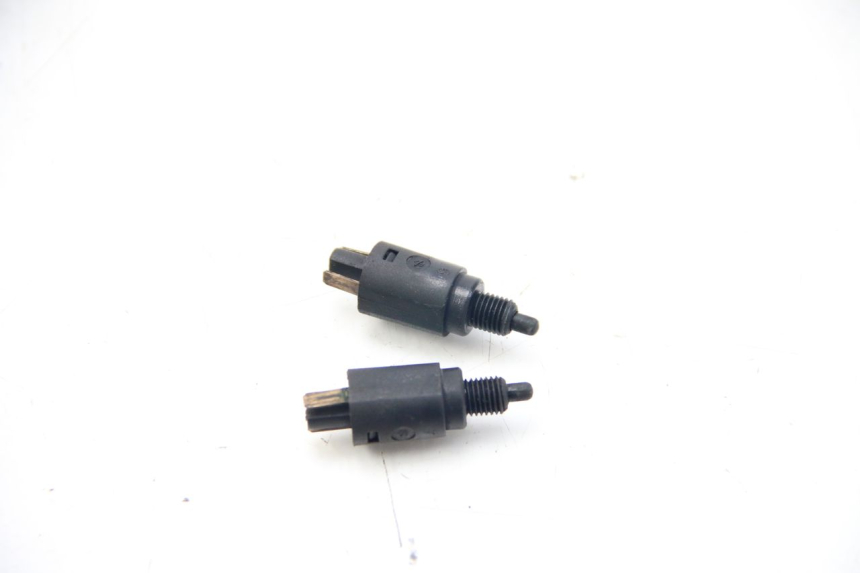 photo de INTERRUPTOR DE LUZ DE FREIO PIAGGIO XEVO - X EVO 125 (2007 - 2017) - Ampliação técnica