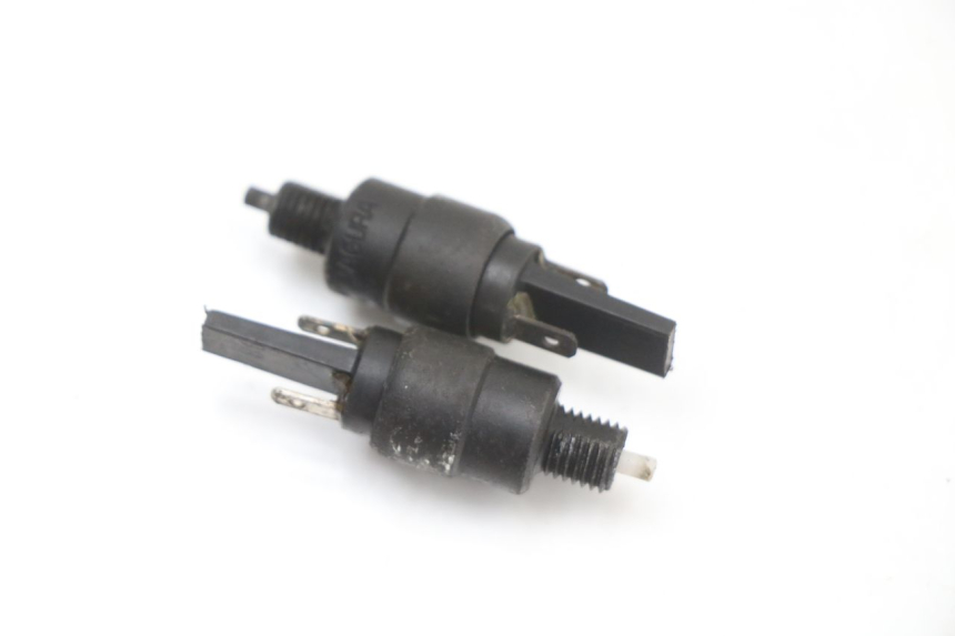 photo de INTERRUPTOR DE LUZ DE FREIO PIAGGIO XEVO - X EVO 125 (2007 - 2017) - Detalhe da peça