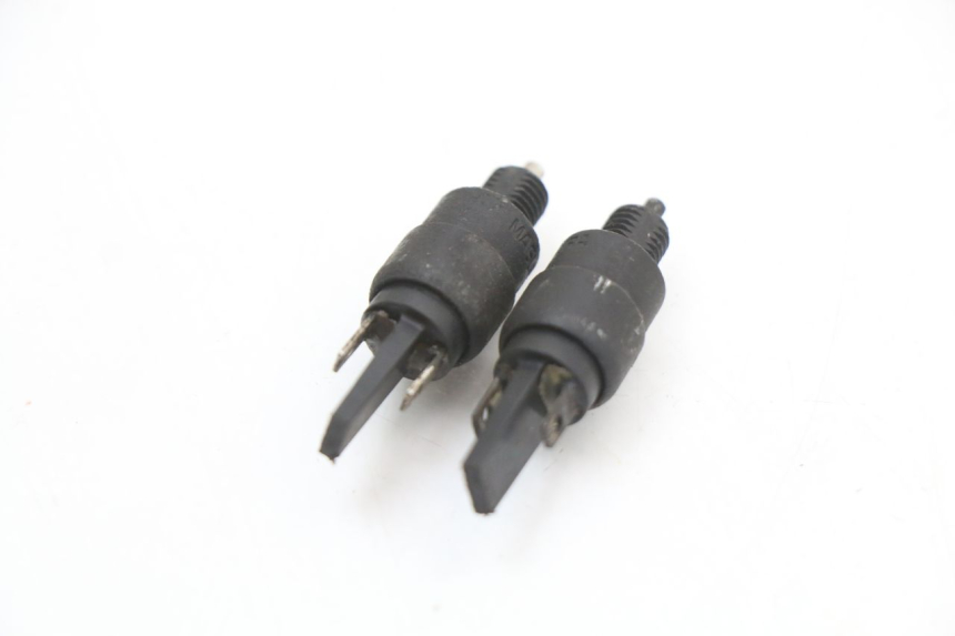 photo de INTERRUPTOR DE LUZ DE FREIO PIAGGIO XEVO - X EVO 125 (2007 - 2017) - Zoom do estado de desgaste