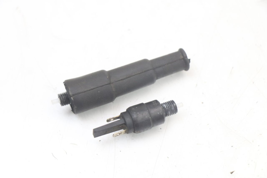 photo de INTERRUPTOR DE LUZ DE FREIO PIAGGIO XEVO - X EVO 125 (2007 - 2017) - Zoom do estado de desgaste