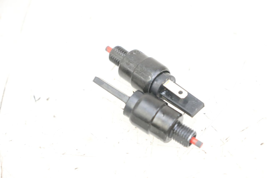 photo de INTERRUPTOR DE LUZ DE FREIO PIAGGIO XEVO - X EVO 125 (2007 - 2017) - Detalhe da peça