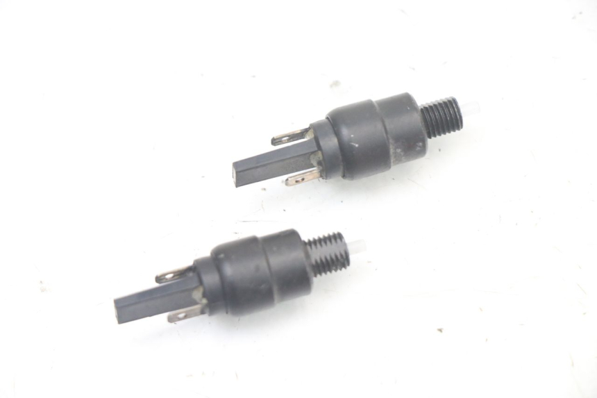photo de INTERRUPTOR DE LUZ DE FREIO PIAGGIO XEVO - X EVO 125 (2007 - 2017) - Detalhe da peça