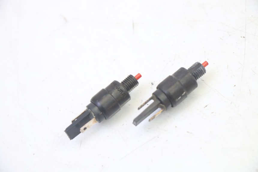 photo de INTERRUPTOR DE LUZ DE FREIO PIAGGIO XEVO - X EVO 125 (2007 - 2017) - Detalhe da peça