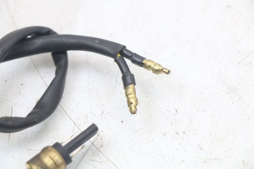 photo de INTERRUPTOR DE LUZ DE FREIO YAMAHA BW'S NG NEXT GENERATION 50 (1996 - 2003) - Outro ângulo de visão