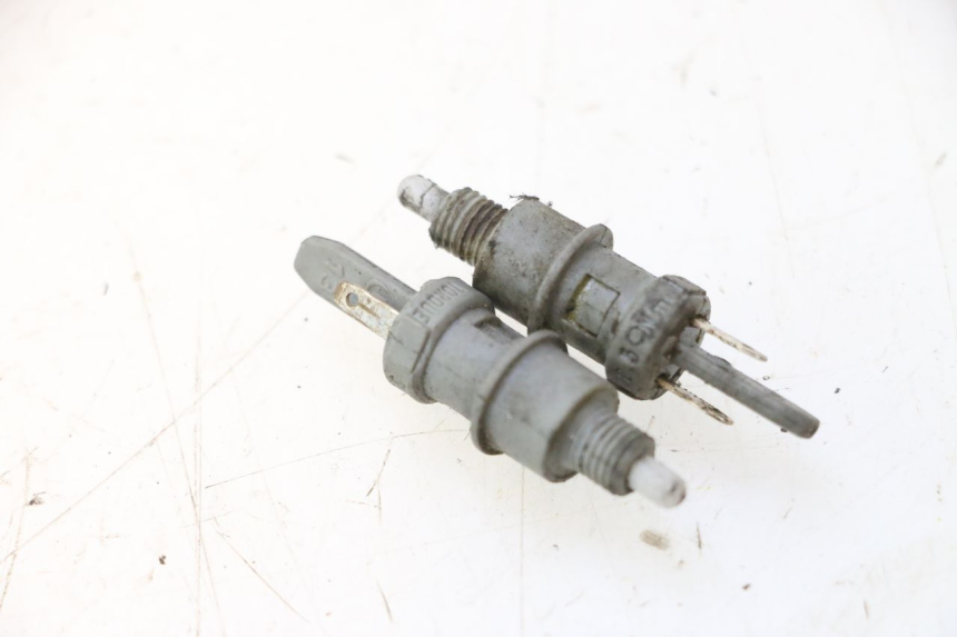 photo de INTERRUPTOR DE LUZ DE FREIO YAMAHA YP MAJESTY 125 (1998 - 2001) - Detalhe da peça