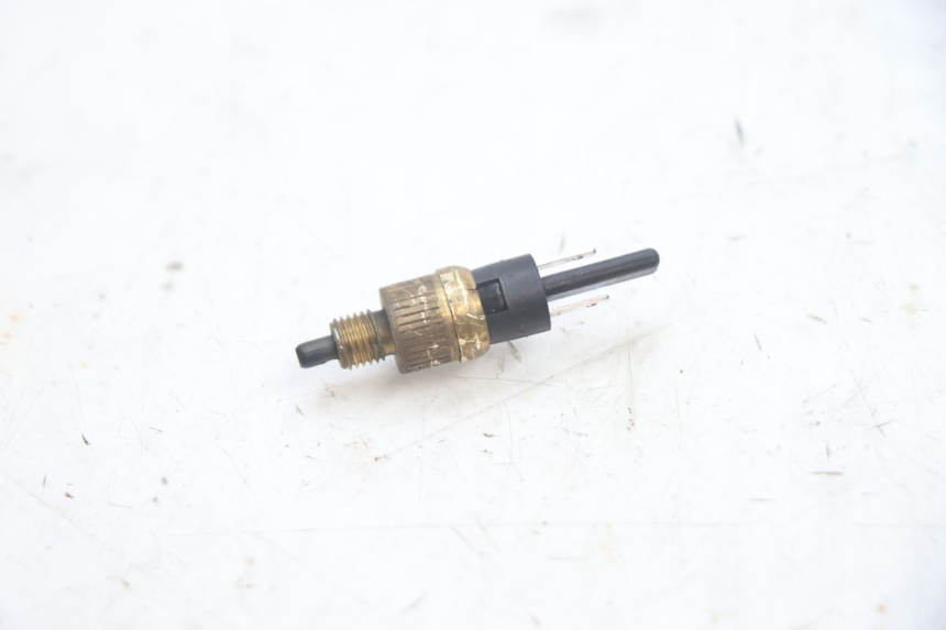 photo de INTERRUPTOR DE LUZ DE FREIO YAMAHA YP MAJESTY 125 (2002 - 2006) - Detalhe da peça