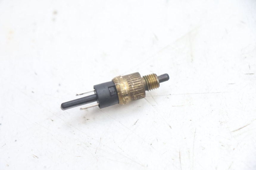 photo de INTERRUPTOR DE LUZ DE FREIO YAMAHA YP MAJESTY 125 (2002 - 2006) - Zoom do estado de desgaste