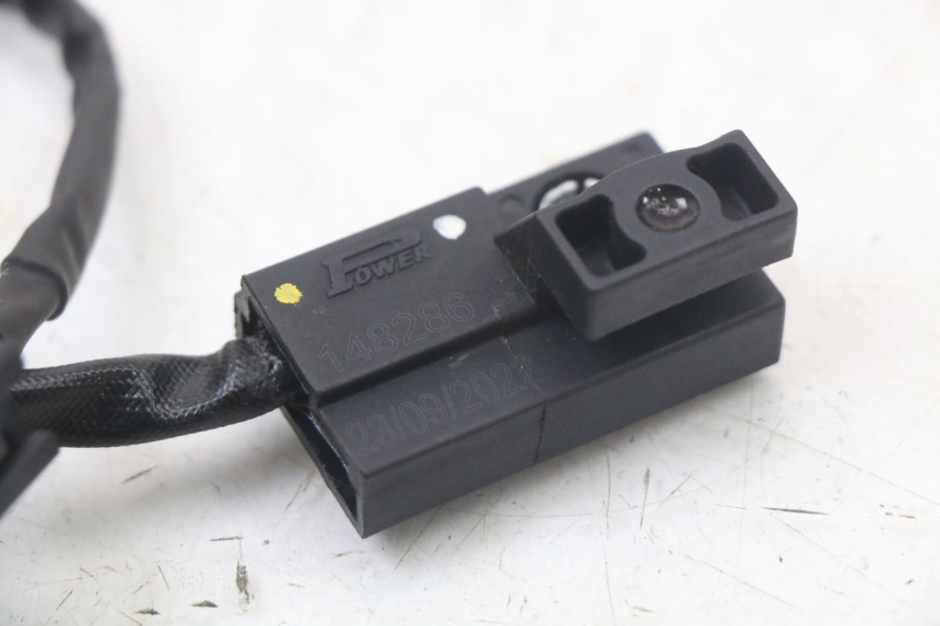 photo de CORTA-CIRCUITO DO DESCANSO LATERAL ROYAL ENFIELD CONTINENTAL GT 650 (2019 - 2024) - Detalhe da peça