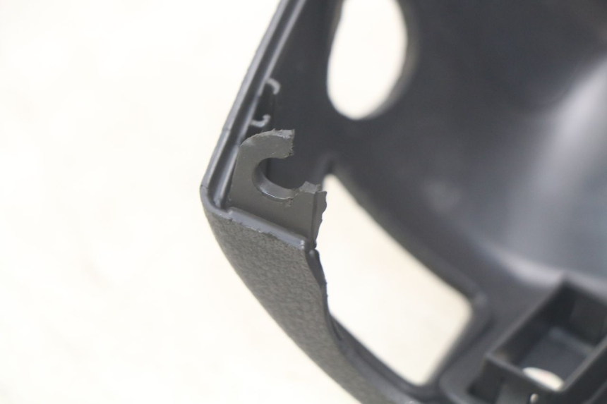 photo de COBERTURA TRASEIRA DO GUIDÃO PIAGGIO BEVERLY 125 (2010 - 2015) - Zoom do estado de desgaste