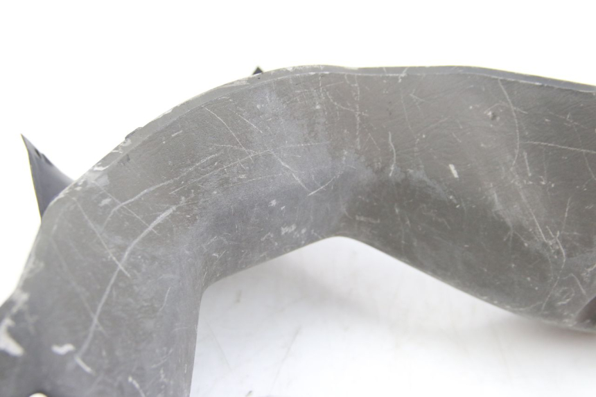 photo de COBERTURA TRASEIRA DO GUIDÃO SUZUKI BURGMAN 125 (2007 - 2014) - Detalhes característicos