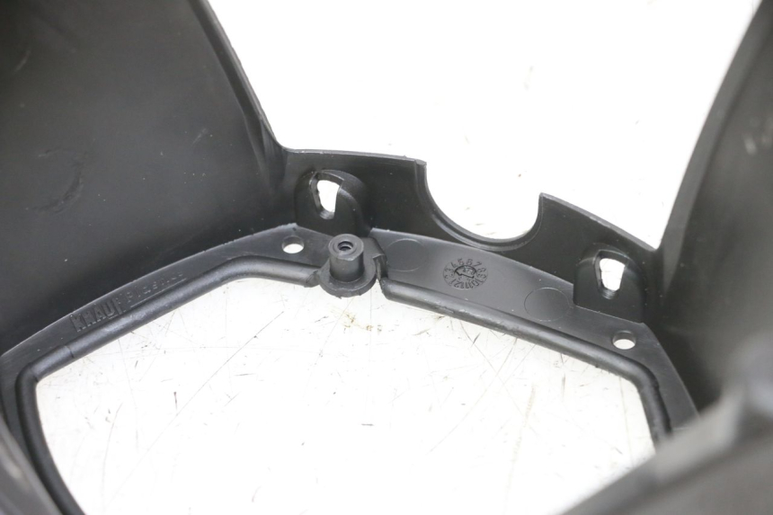 photo de COBERTURA TRASEIRA DO GUIDÃO PEUGEOT ELYSTAR 125 (2002 - 2007) - Pontos de fixação