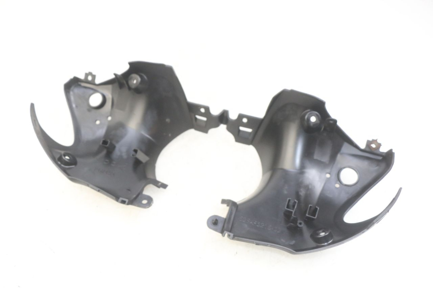 photo de COBERTURA TRASEIRA DO GUIDÃO YAMAHA HW XENTER 125 (2011 - 2017) - Detalhe da peça