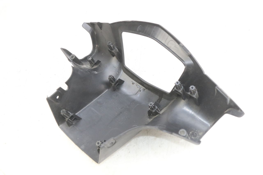 photo de COBERTURA TRASEIRA DO GUIDÃO PEUGEOT KISBEE 2T 50 (2010 - 2017) - Outro ângulo de visão