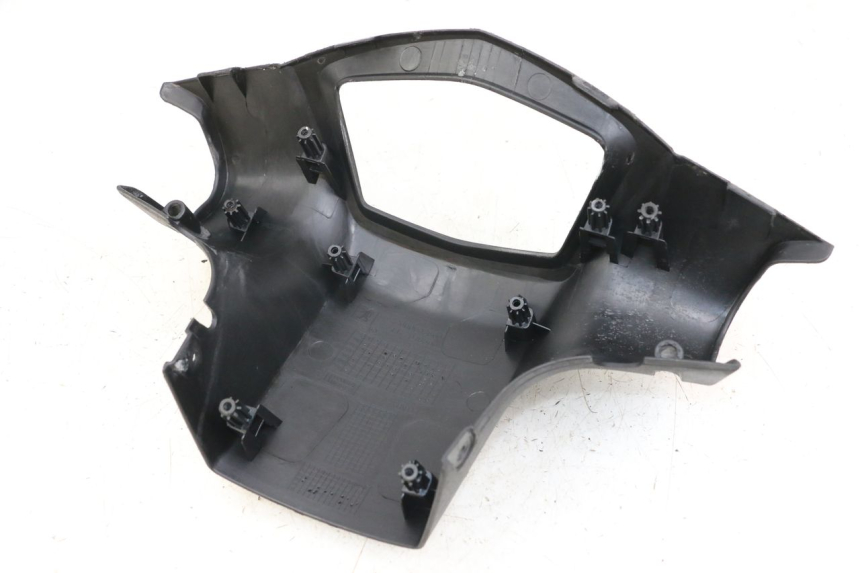 photo de COBERTURA TRASEIRA DO GUIDÃO PEUGEOT KISBEE 2T 50 (2018 - 2022) - Pontos de fixação