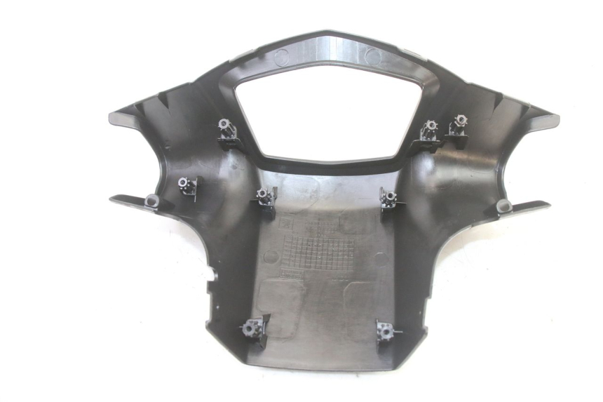 photo de COBERTURA TRASEIRA DO GUIDÃO PEUGEOT KISBEE 2T 50 (2010 - 2017) - Outro ângulo de visão