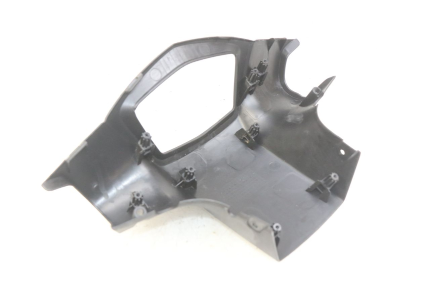 photo de COBERTURA TRASEIRA DO GUIDÃO PEUGEOT KISBEE 4T 50 (2010 - 2017) - Outro ângulo de visão