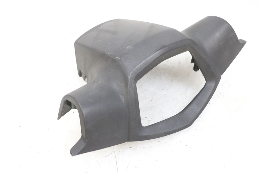 photo de COBERTURA TRASEIRA DO GUIDÃO PEUGEOT KISBEE 4T 50 (2010 - 2017) - Detalhe da peça