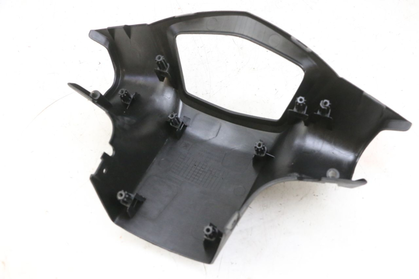 photo de COBERTURA TRASEIRA DO GUIDÃO PEUGEOT KISBEE 4T 50 (2010 - 2017) - Ampliação técnica