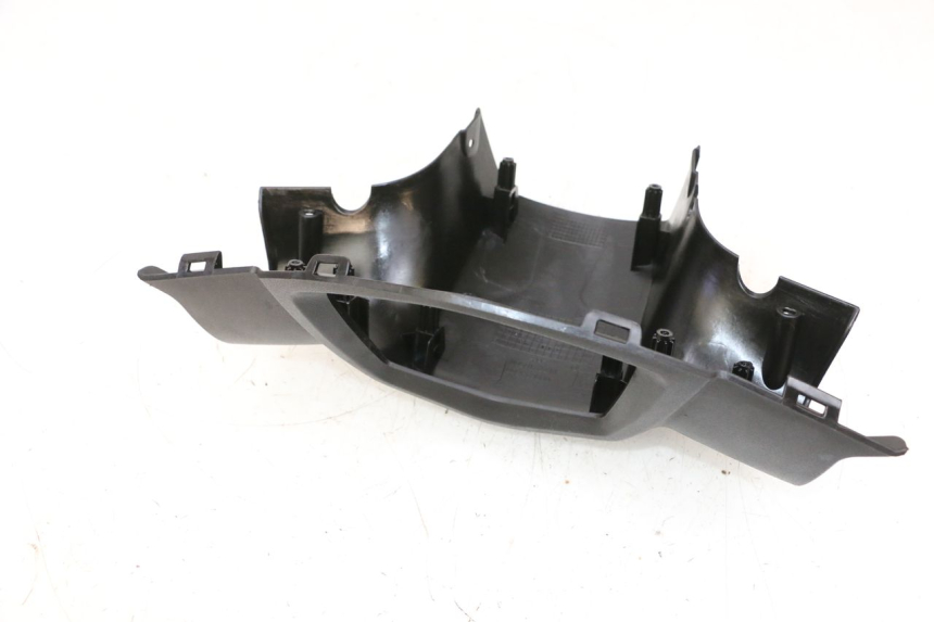photo de COBERTURA TRASEIRA DO GUIDÃO PEUGEOT KISBEE 4T 50 (2010 - 2017) - Detalhe da peça