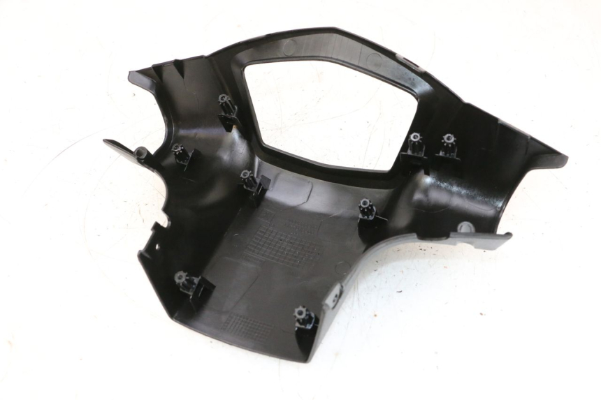 photo de COBERTURA TRASEIRA DO GUIDÃO PEUGEOT KISBEE 4T 50 (2010 - 2017) - Outro ângulo de visão