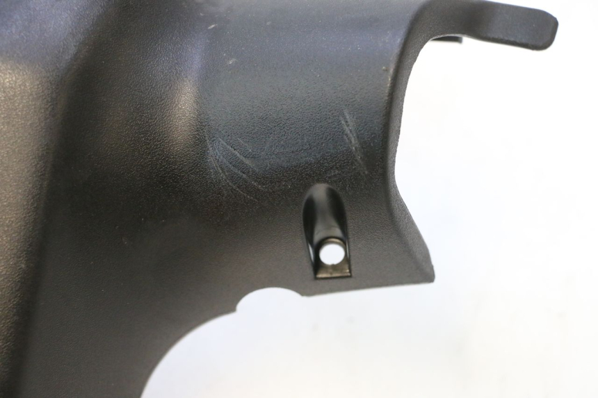 photo de COBERTURA TRASEIRA DO GUIDÃO PEUGEOT KISBEE 4T 50 (2023 - 2026) - Detalhe da peça