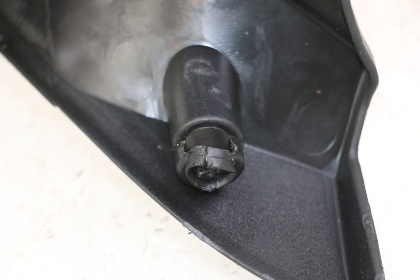 photo de COBERTURA TRASEIRA DO GUIDÃO KYMCO XCITING 500 (2007 - 2010) - Ampliação técnica