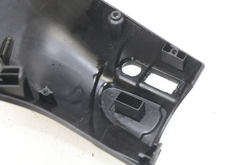 photo de COBERTURA TRASEIRA DO GUIDÃO PIAGGIO LIBERTY IGET 4T 50 (2015 - 2020) - Outro ângulo de visão