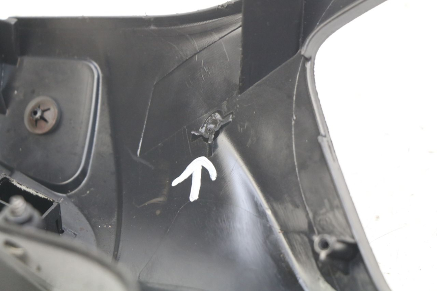 photo de COBERTURA TRASEIRA DO GUIDÃO PIAGGIO LIBERTY IGET S 125 (2016 - 2020) - Zoom do estado de desgaste