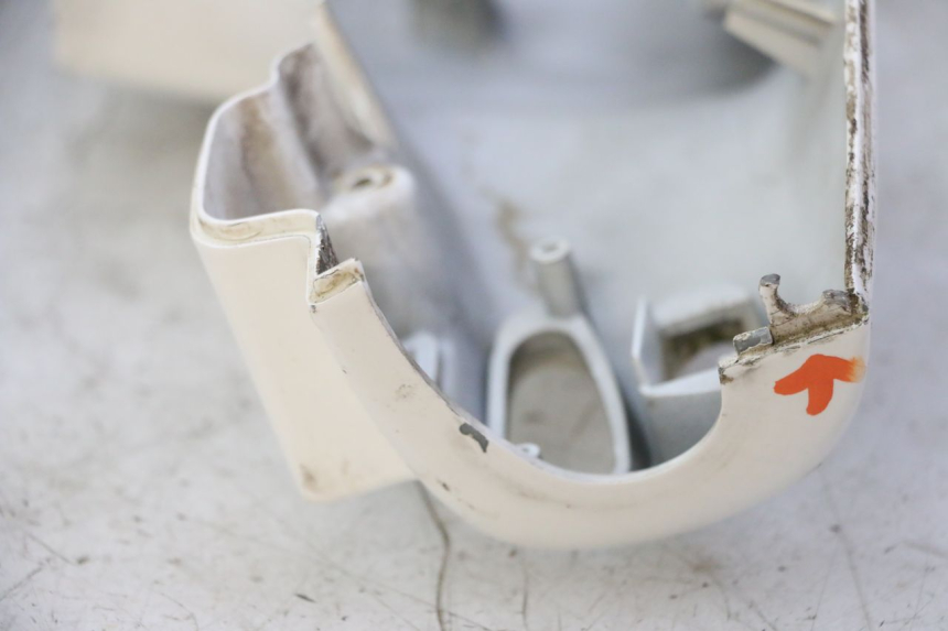photo de COBERTURA TRASEIRA DO GUIDÃO PIAGGIO LXV 4T 50 (2009 - 2013) - Zoom do estado de desgaste