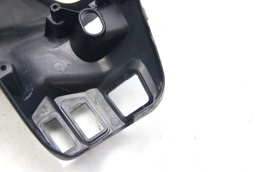photo de COBERTURA TRASEIRA DO GUIDÃO SUZUKI SIXTEEN 125 (2008 - 2010) - Ampliação técnica