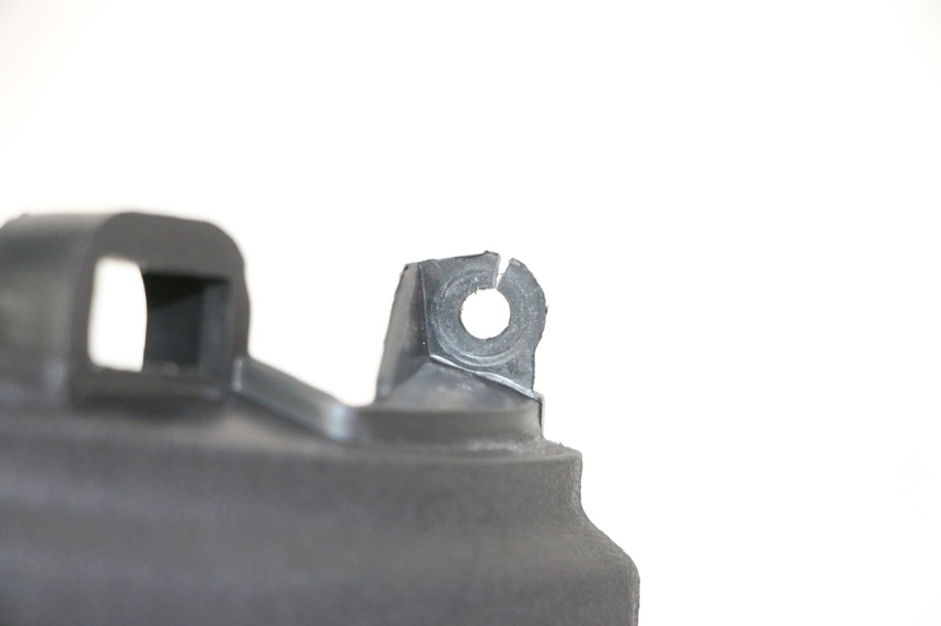 photo de COBERTURA TRASEIRA DO GUIDÃO APRILIA SXR 50 (2021 - 2023) - Detalhe da peça