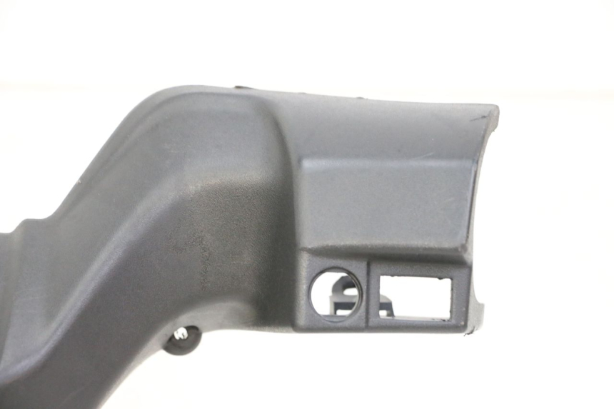 photo de COBERTURA TRASEIRA DO GUIDÃO APRILIA SXR 50 (2021 - 2023) - Ampliação técnica