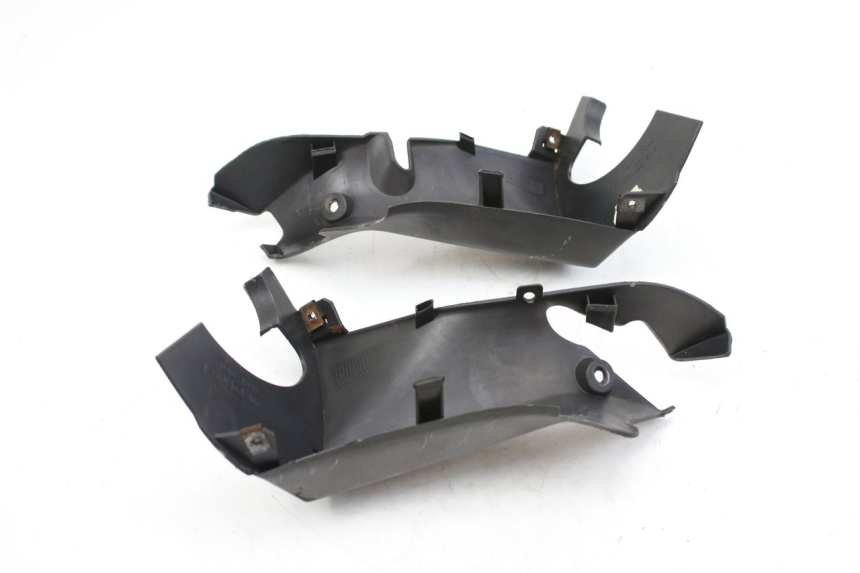 photo de COBERTURA TRASEIRA DO GUIDÃO SUZUKI UH BURGMAN 125 (2002 - 2006) - Pontos de fixação