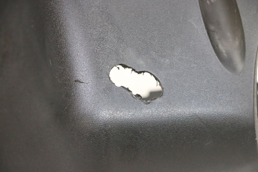 photo de COBERTURA TRASEIRA DO GUIDÃO PEUGEOT VIVACITY NEW 4T 50 (2008 - 2017) - Zoom do estado de desgaste
