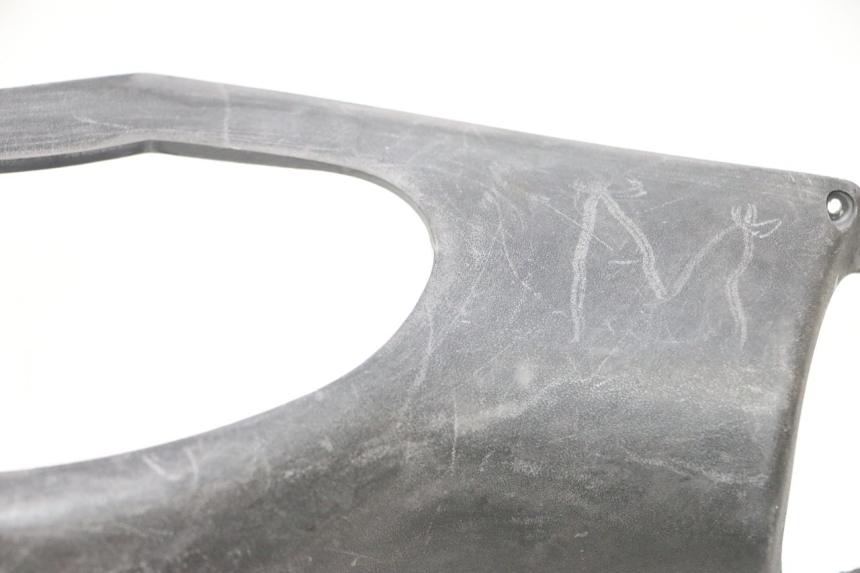 photo de COBERTURA TRASEIRA DO GUIDÃO PEUGEOT VIVACITY 50 (1998 - 2003) - Detalhe da peça