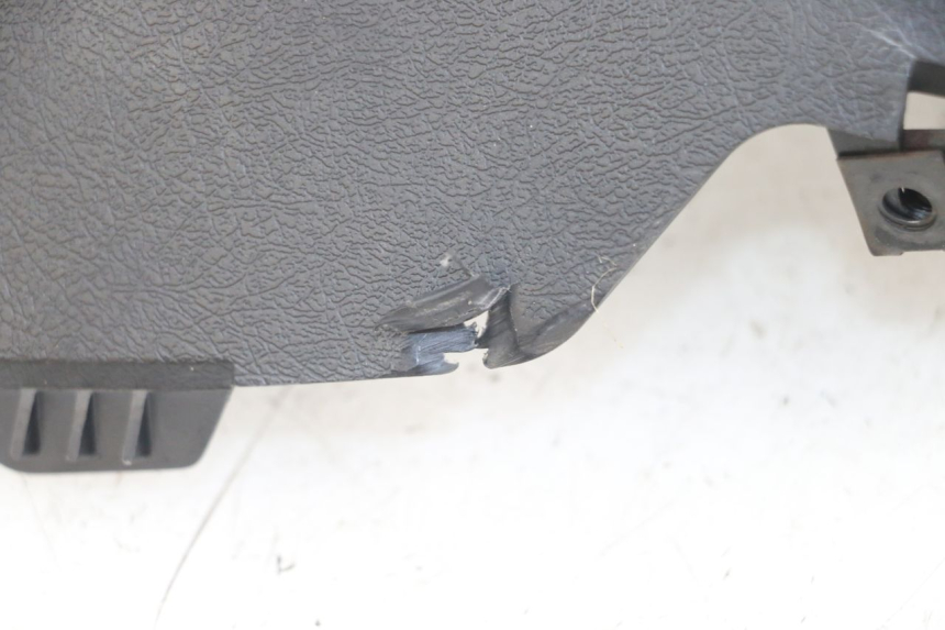 photo de COBERTURA TRASEIRA DO GUIDÃO YAMAHA XMAX X-MAX 125 (2006 - 2009) - Detalhe da peça