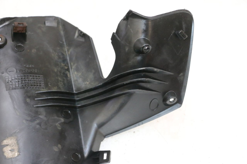photo de COBERTURA TRASEIRA DO GUIDÃO YAMAHA XMAX X-MAX 125 (2006 - 2009) - Detalhe da peça