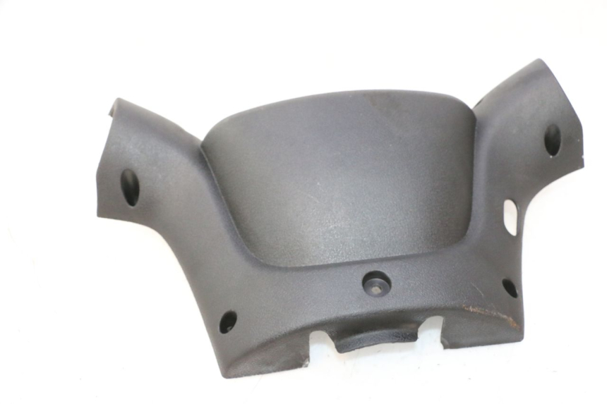 photo de CAPA DO GUIADOR TRASEIRO YAMAHA YP MAJESTY 125 (1998 - 2001) - Detalhe da peça