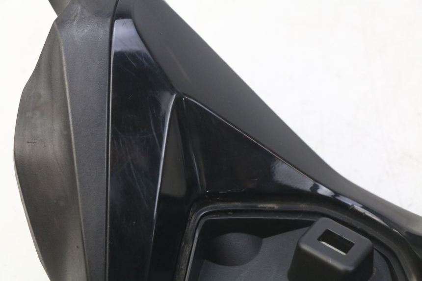 photo de PROTETOR DE GUIDÃO DIANTEIRO HONDA FORZA 125 (2015 - 2016) - Zoom do estado de desgaste