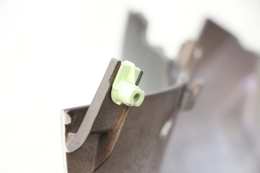 photo de PROTETOR DE GUIDÃO DIANTEIRO PEUGEOT KISBEE 4T 50 (2010 - 2017) - Detalhe da peça