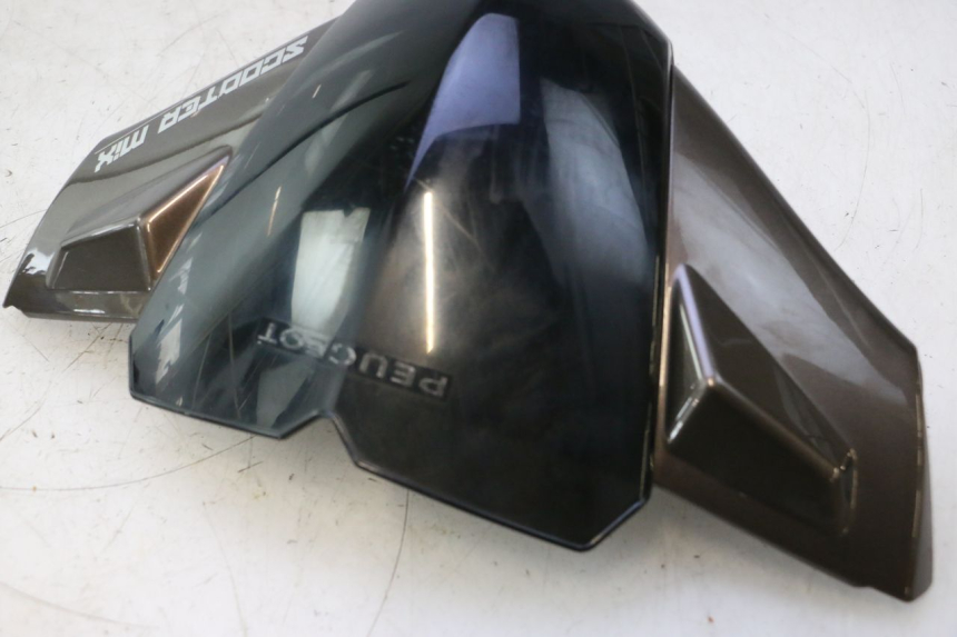 photo de PROTETOR DE GUIDÃO DIANTEIRO PEUGEOT KISBEE 4T 50 (2010 - 2017) - Detalhes característicos