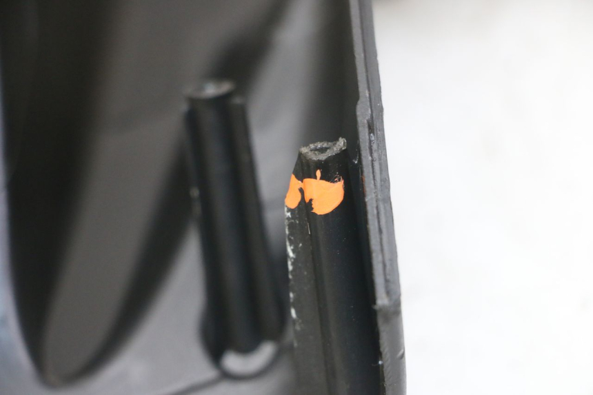 photo de PROTETOR DE GUIDÃO DIANTEIRO GILERA NEXUS 125 (2009 - 2013) - Zoom do estado de desgaste
