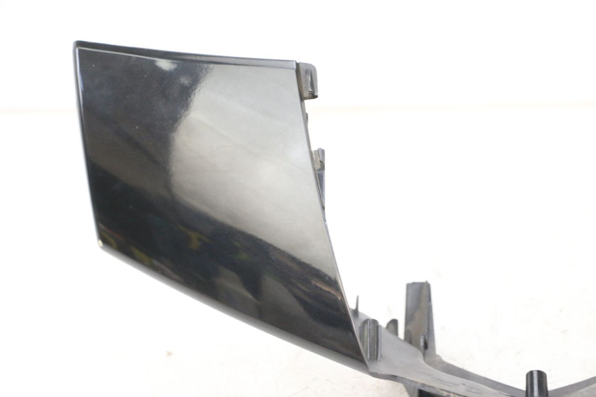 photo de PROTETOR DE GUIDÃO DIANTEIRO PEUGEOT VIVACITY 125 (2010 - 2017) - Detalhes característicos