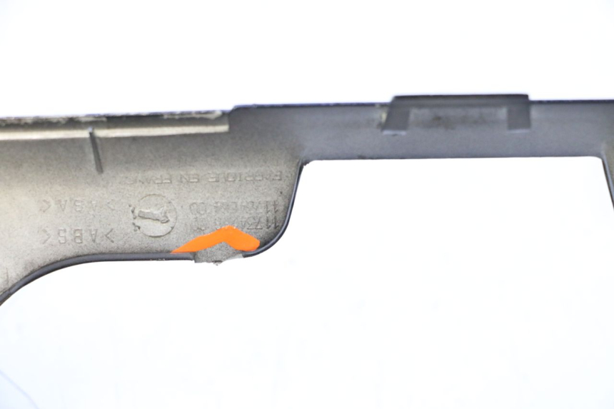 photo de COBERTURA DO GUIDÃO DIANTEIRO PEUGEOT SPEEDFIGHT 2 AC 50 (2000 - 2009) - Detalhe da peça