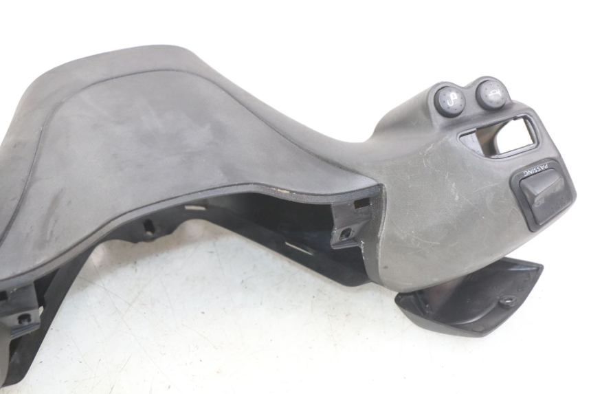 photo de CAPA DO GUIDÃO DO COMANDO PIAGGIO XEVO - X EVO 125 (2007 - 2017) - Detalhe da peça
