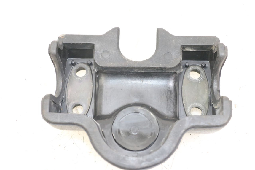 photo de PROTETOR DE GUIDÃO SUZUKI GSX E 250 (1982 - 1983) - Detalhe da peça