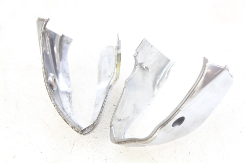 photo de PROTETOR DE GUIDÃO PIAGGIO VESPA PRIMAVERA 2T 50 (2013 - 2018) - Detalhe da peça